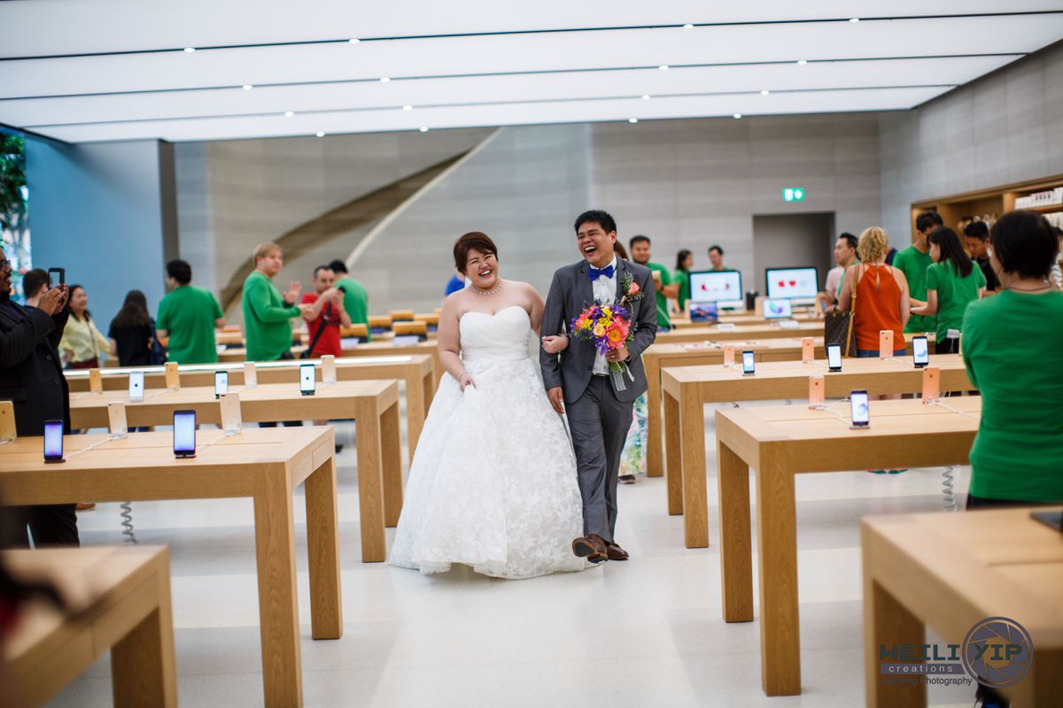 Egy Apple boltban készítette az esküvői fotóit ez a pár 