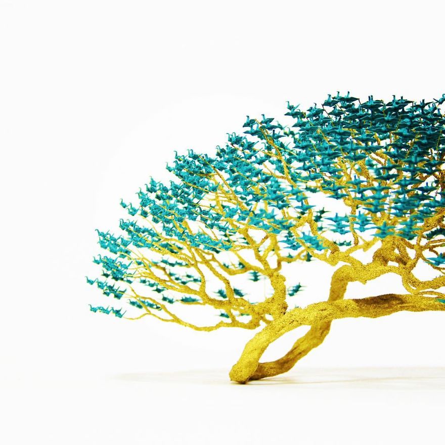 Több ezer, apró origami gólyából készítette elképesztő bonsai-szobrait ez a művész