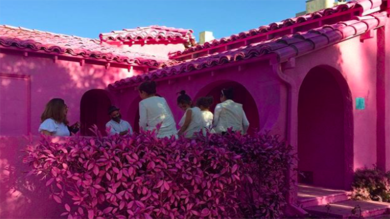 Kiakadtak a szomszédok a rózsaszín házzal szelfiző turistákra