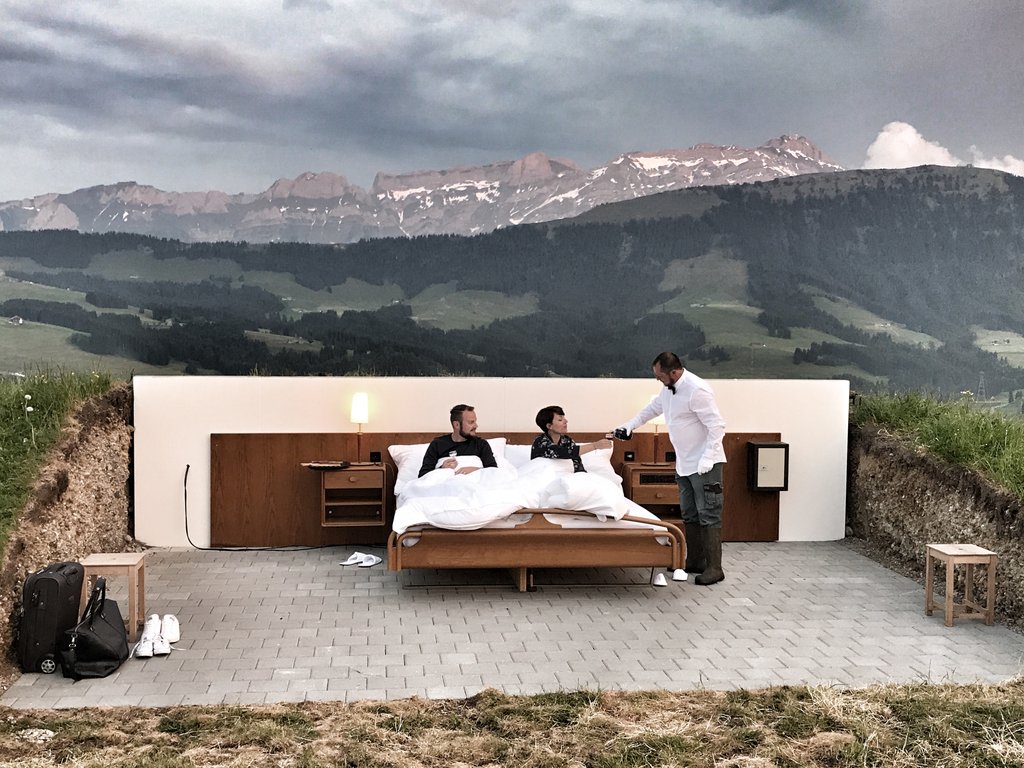 Csak épp tető nincs a luxus hotelszoba felett a svájci Alpok közepén