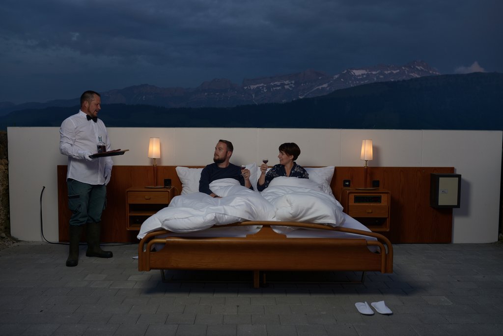 Csak épp tető nincs a luxus hotelszoba felett a svájci Alpok közepén