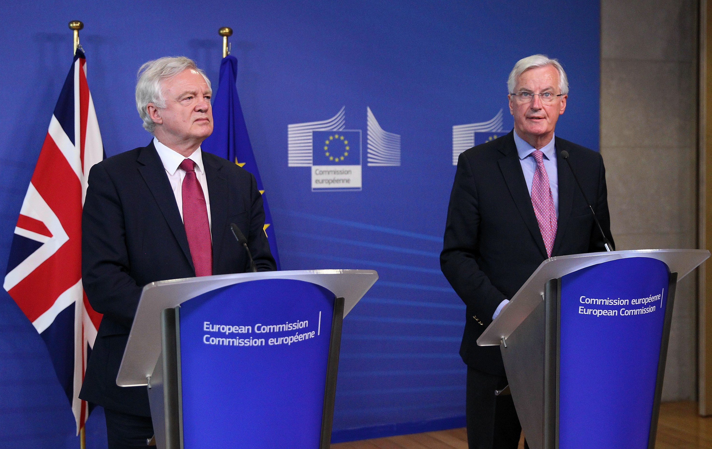 David Davis (a baloldalon) és Michel Barnier.