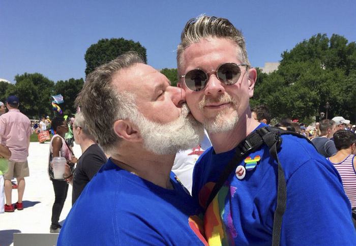 25 évvel később újraalkotta az 1993-as Pride-on lőtt fotóját a pár