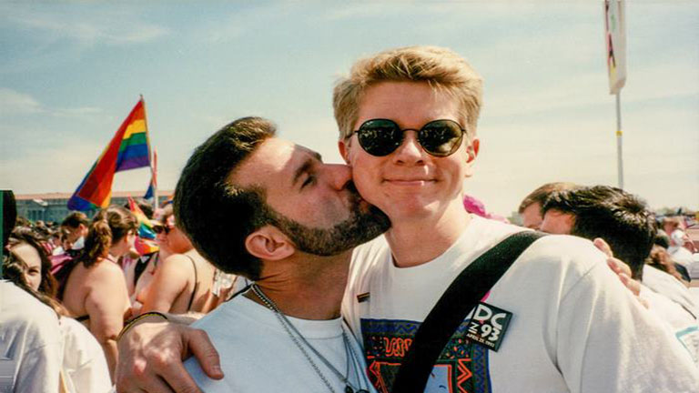 25 évvel később újraalkotta az 1993-as Pride-on lőtt fotóját a pár