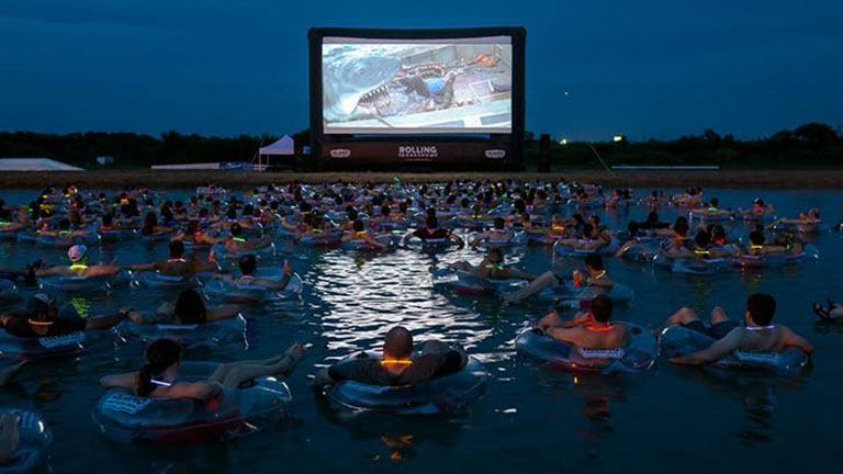 Autósmozi helyett medencés moziból nézheted a Cápát