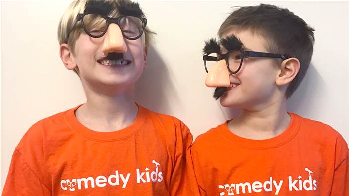 Két nyolcéves kisfiú rákkutatásra költi a pénzt, amit viccekkel keresnek