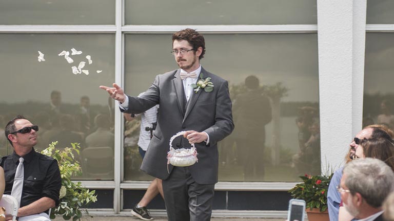 Cuki kislányok helyett egy szőrös férfi hintette a virágokat ezen az esküvőn
