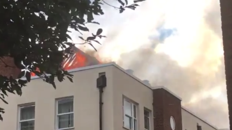 Ismét lángol egy lakóház Londonban