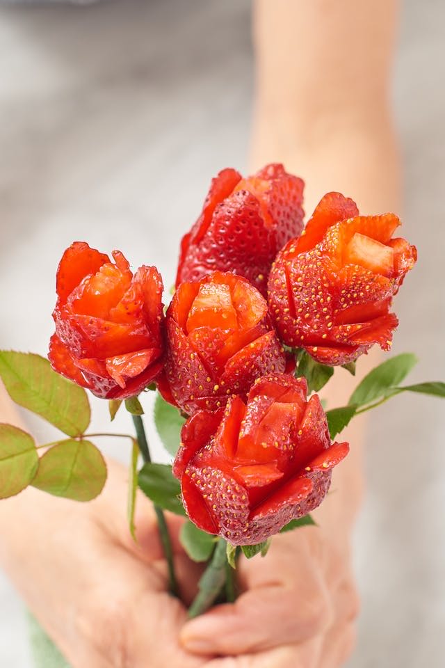 DIY: így készíthetsz bájos rózsát egy szem eperből