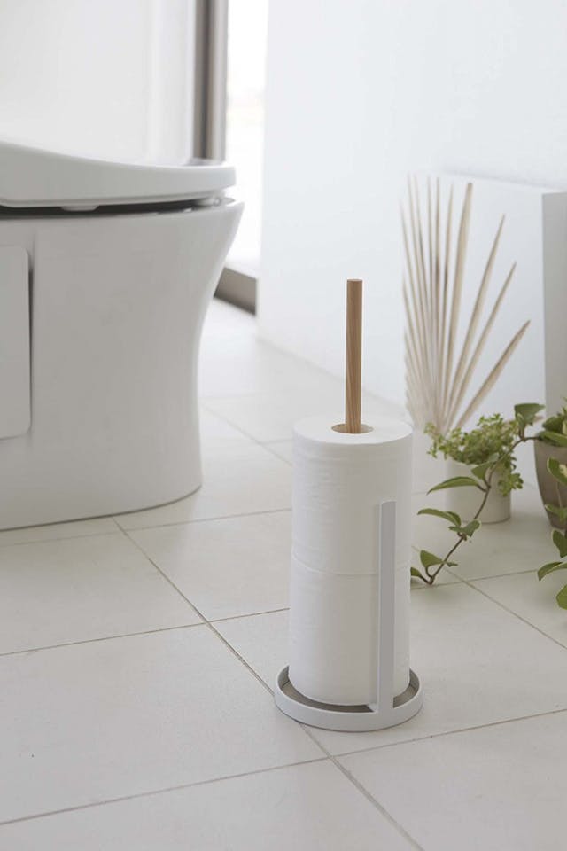 Így tárolhatod kulturáltan a WC-papírt, ha kicsi a fürdőszobád