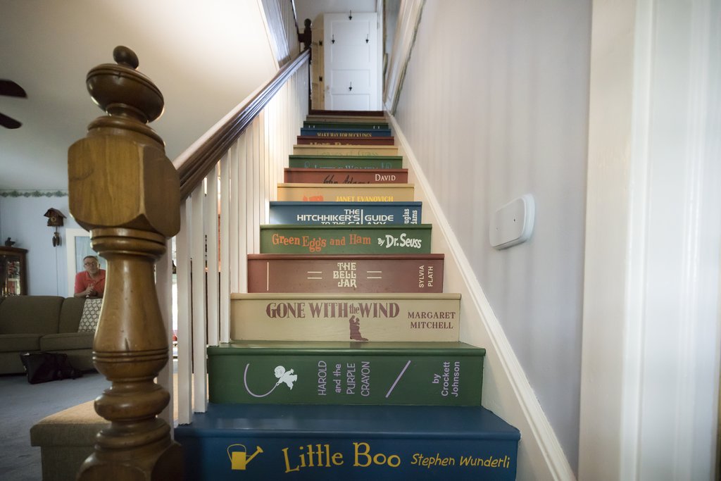 A könyvespolc-lépcső a legmenőbb DIY-projekt, amit eddig láttál