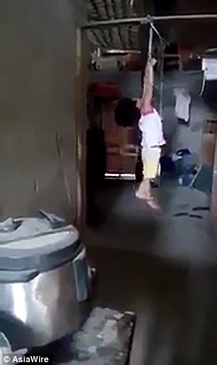 Kegyetlenül megbüntette az 5 éves kislányt a mostohaanyja, amiért megivott egy doboz tejet