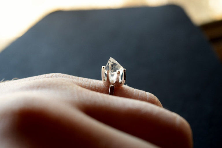 Csiszolatlan gyémántokból lett a legújabb eljegyzési gyűrű-trend