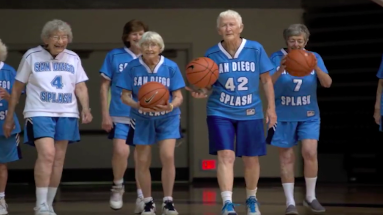A 80 éves kosaras nénik bebizonyítják, hogy a sporthoz sosincs késő