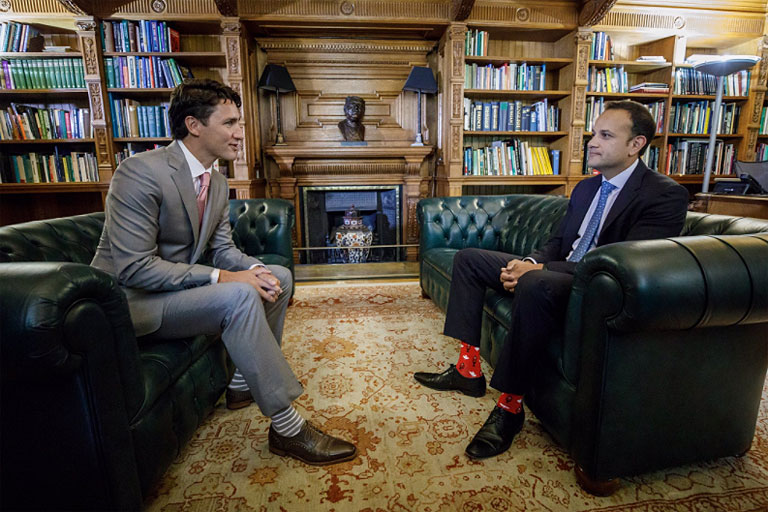 Justin Trudeau zoknija elhalványul Leo Varadkar ír miniszterelnöké mellett (Fotó: Justin Trudeau/Twitter)
