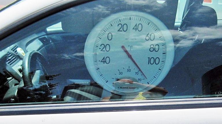 A tűző napon álló autóban akár 10-15 fokkal is melegebb lehet, mint a szabad levegőn (Fotó: KidsandCars.org)