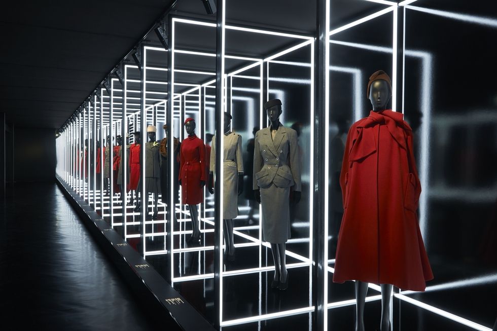 Hatalmas kiállítás nyílt Párizsban 70 év Dior ruháiból