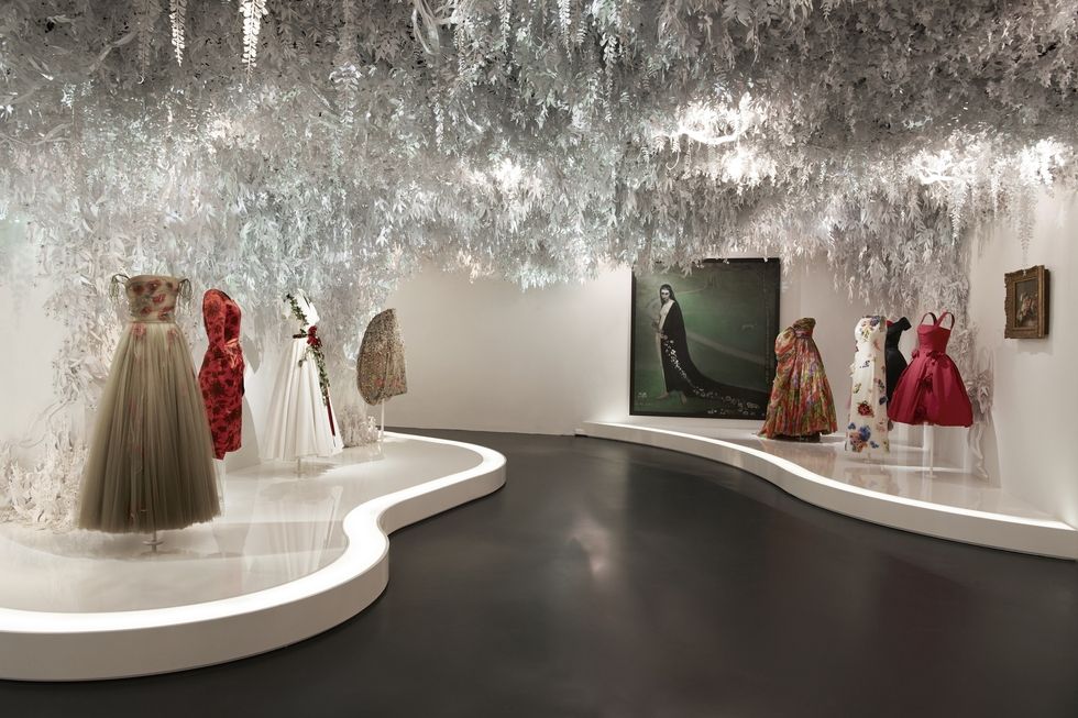 Hatalmas kiállítás nyílt Párizsban 70 év Dior ruháiból