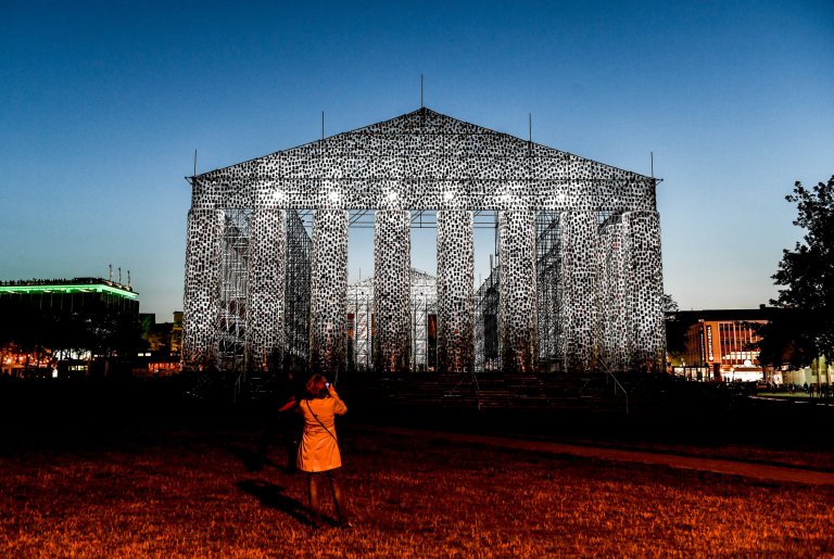 100.000 betiltott könyvből épített különleges templomot a művész