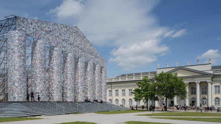 100.000 betiltott könyvből épített különleges templomot a művész