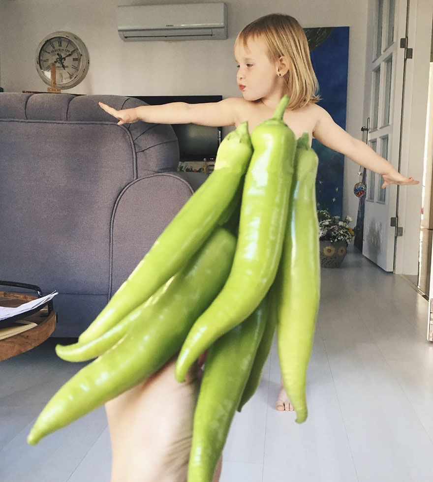 Netes sztár lett a zöldségekbe és gyümölcsökbe öltöztetett kislányból