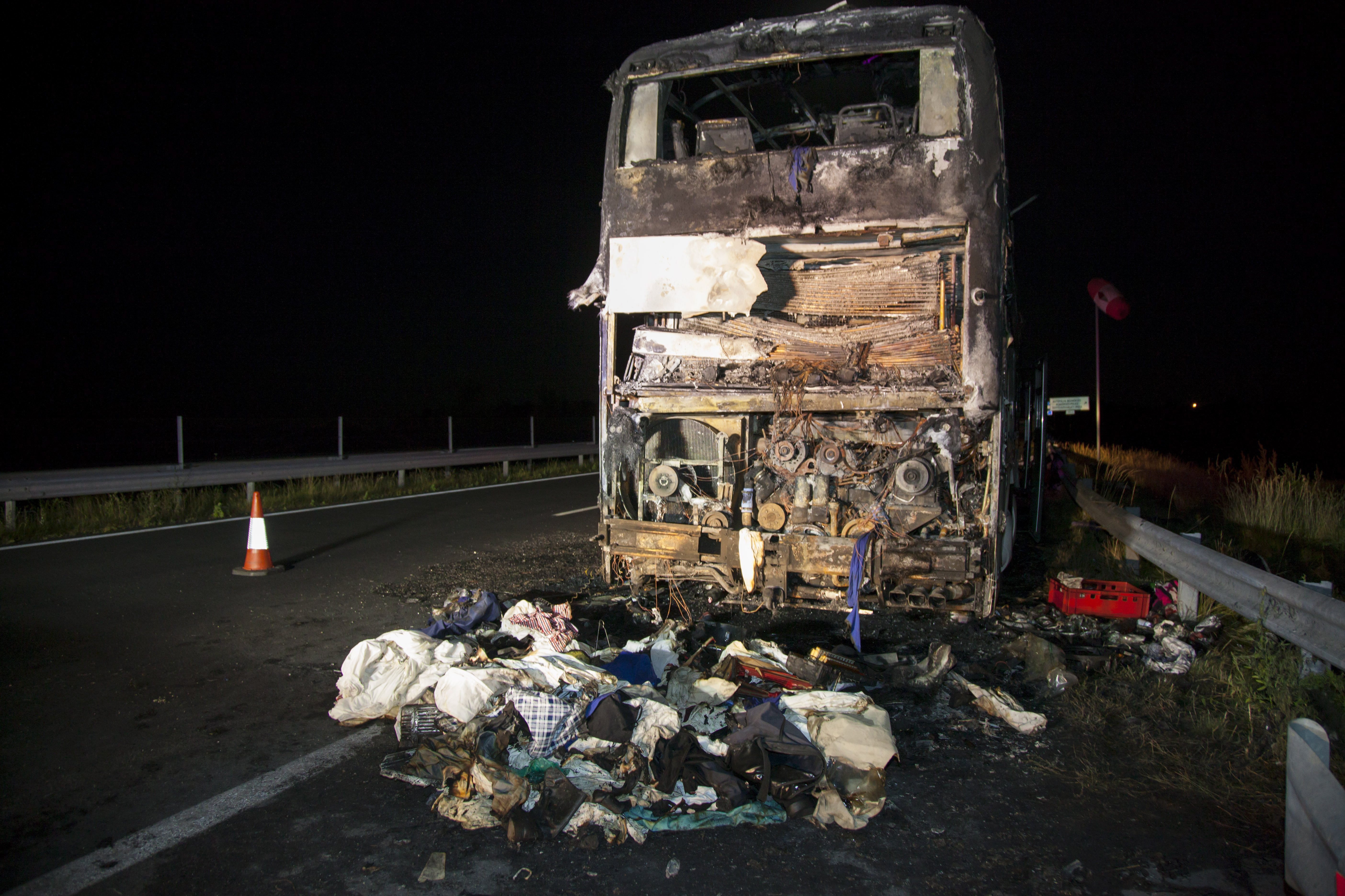 Kiégett egy turistabusz az M7-esen