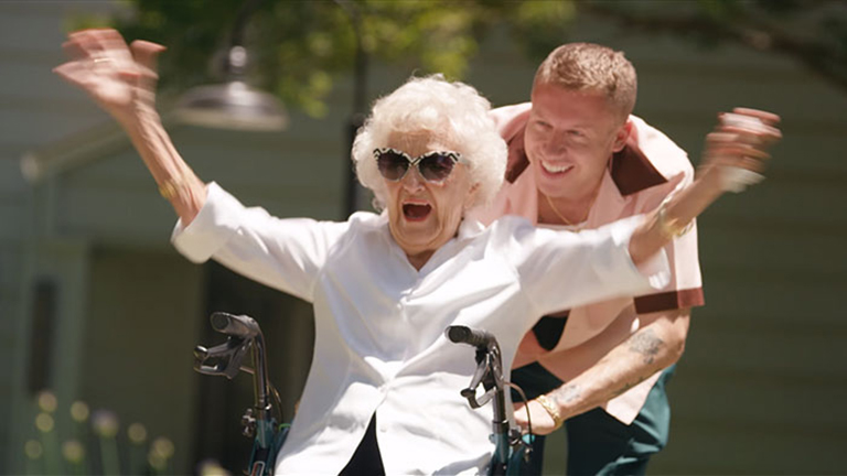Felejthetetlen módon ünnepelte 100 éves nagyiját Macklemore