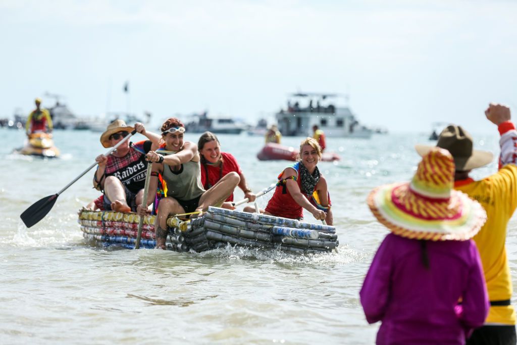 Sörösdobozokból épült tutajokkal versenyeztek Ausztráliában