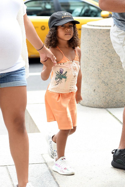 Kim Kardashian fűzőt adott négyéves lányára, North Westre
