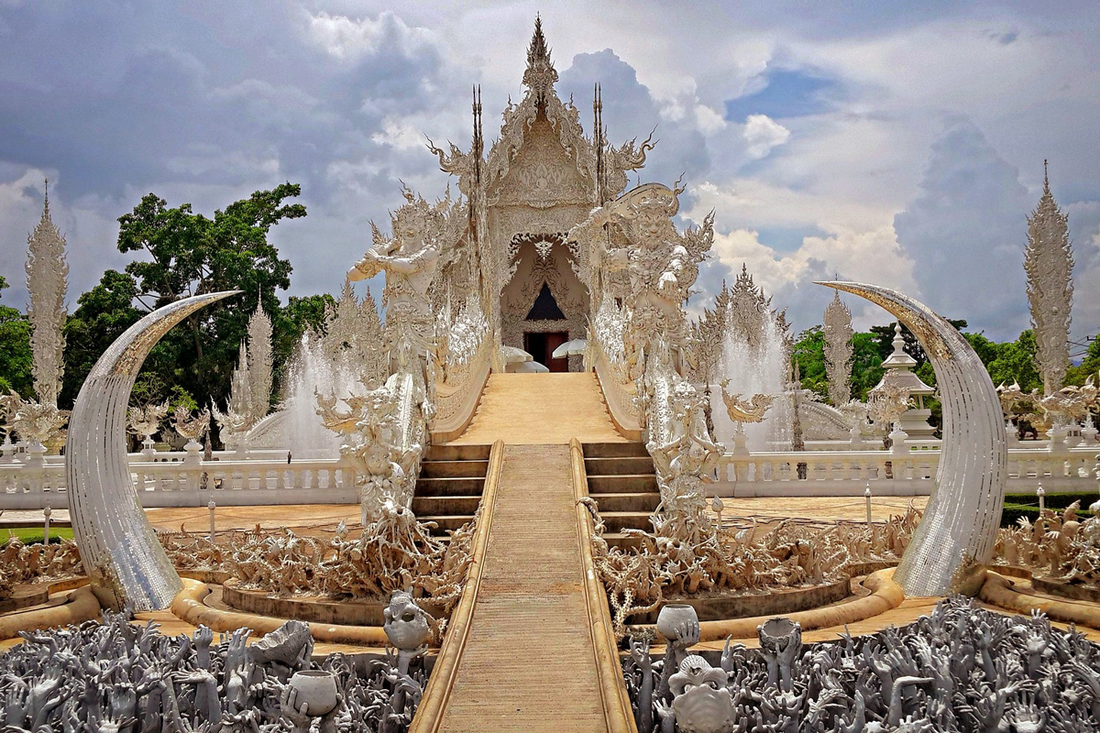 Álmai bizarr templomát építi a buddhista művész Thaiföldön