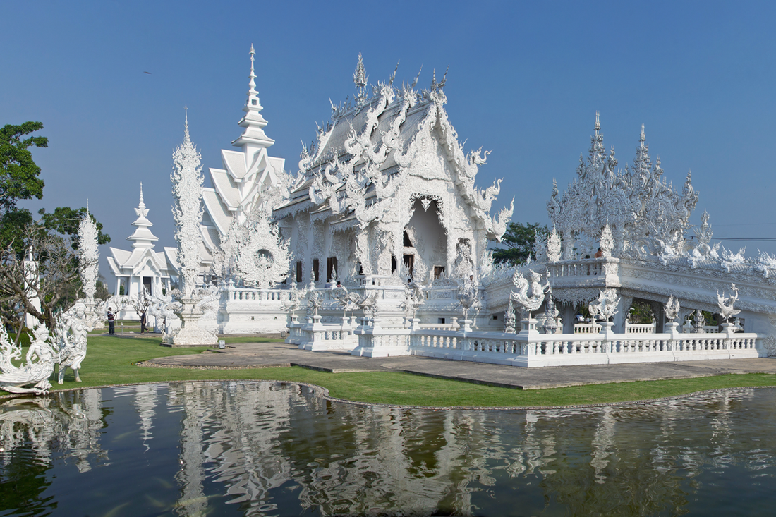 Álmai bizarr templomát építi a buddhista művész Thaiföldön