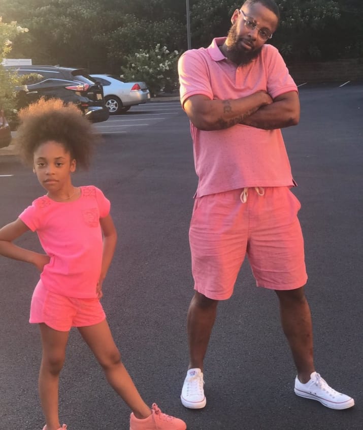 Imádja a net a pinkbe öltözött apa-lánya párost
