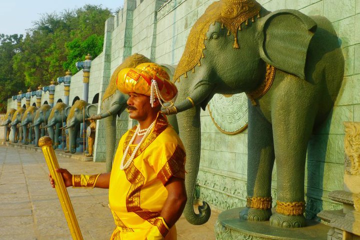32 éve dolgozik szoborként az indiai férfi