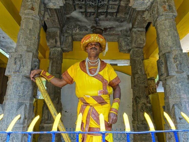 32 éve dolgozik szoborként az indiai férfi
