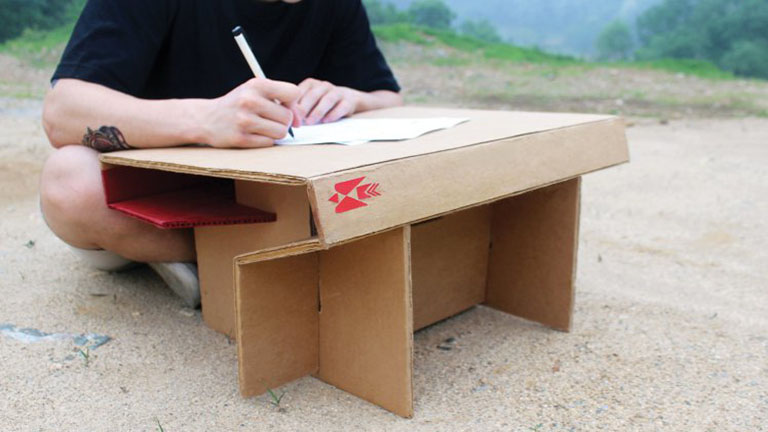 Kartonból készült asztalka segít házit írni a rászoruló gyerekeknek