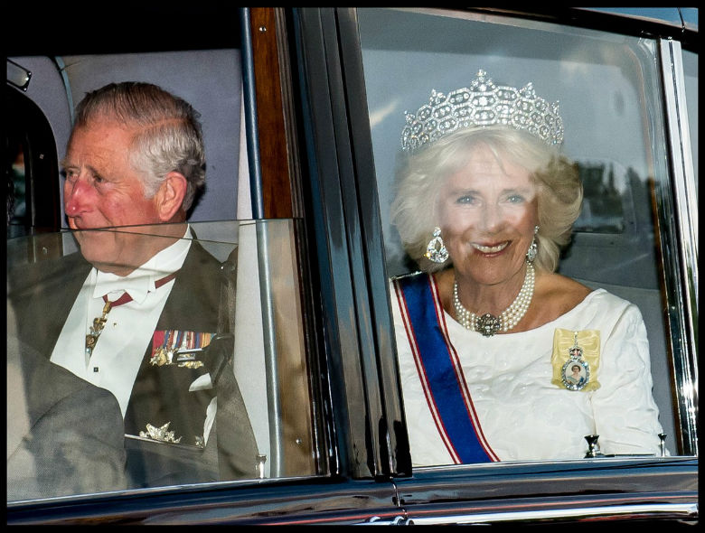 Camilla és Károly herceg a díszvacsorára menet