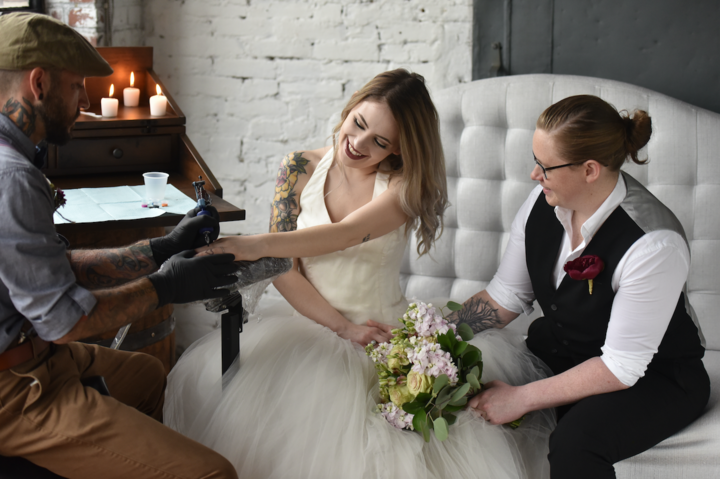 Az ifjú párt és az összes vendéget televarrja az esküvők tetoválóművésze