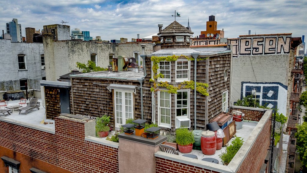 Nézz körbe New York legkülönlegesebb tetőtéri lakásában, ami akár egy vidéki kúria is lehetne!