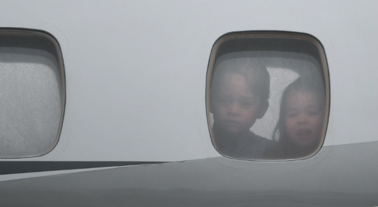 György herceg és Charlotte hercegnő a repülőgép ablakából figyelte, ahogy a gép a helyére gurul