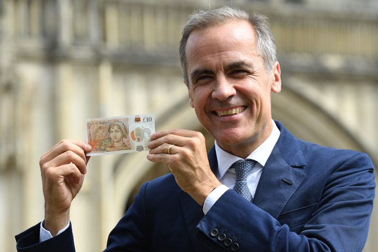 Mark Carney, a Bank of England kormányzója a Jane Austent ábrázoló tízfontossal (Fotó: Getty Images)