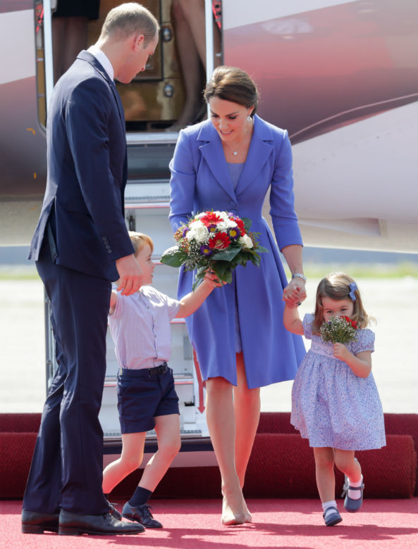 Vilmos herceg és Katalin hercegné a német reptéren György herceggel és Charlotte hercegnővel