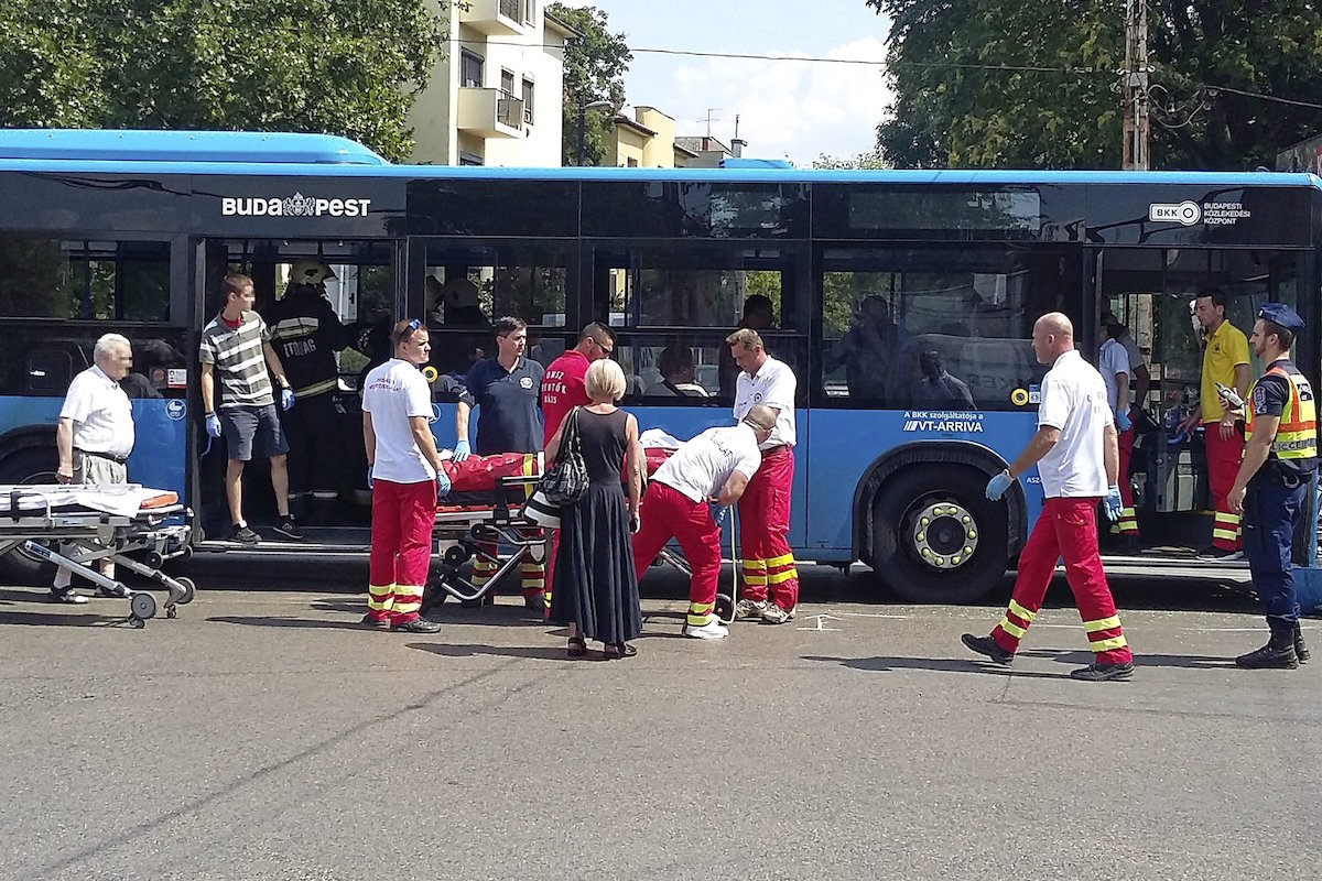 Buszbaleset a Thököly úton, tíz ember megsérült