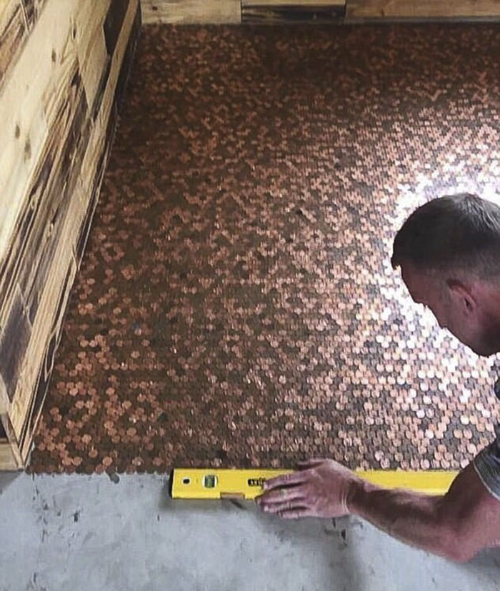 70 ezer érméből készített padlót a boltjába a kreatív borbély