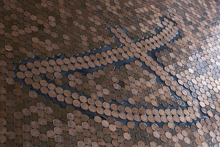 70 ezer érméből készített padlót a boltjába a kreatív borbély