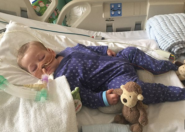 Nem küzdenek tovább halálos beteg babájukért a brit szülők 