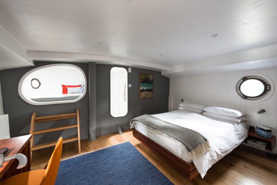 Íme, egy szupermenő londoni lakóhajó, amibe bármikor beköltöznénk