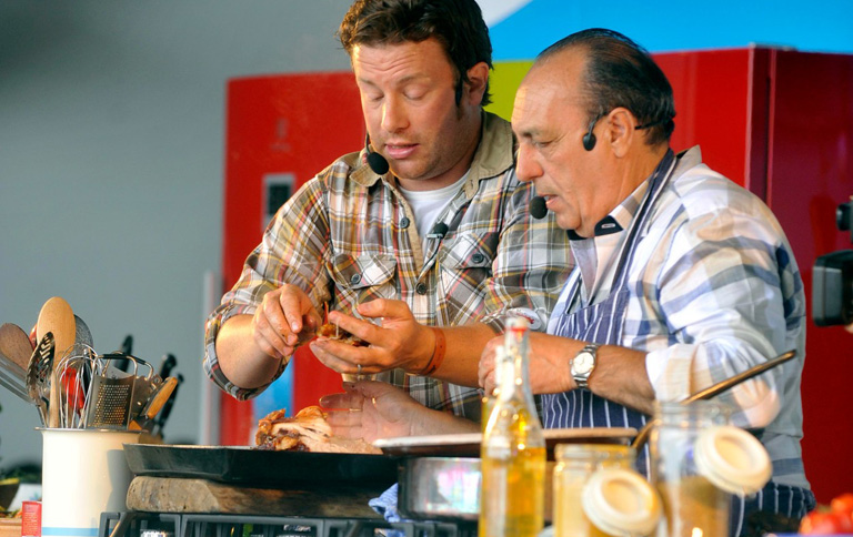 Jamie Oliver és Gennaro Contaldo egy főzőshowban (Fotó: Profimedia)
