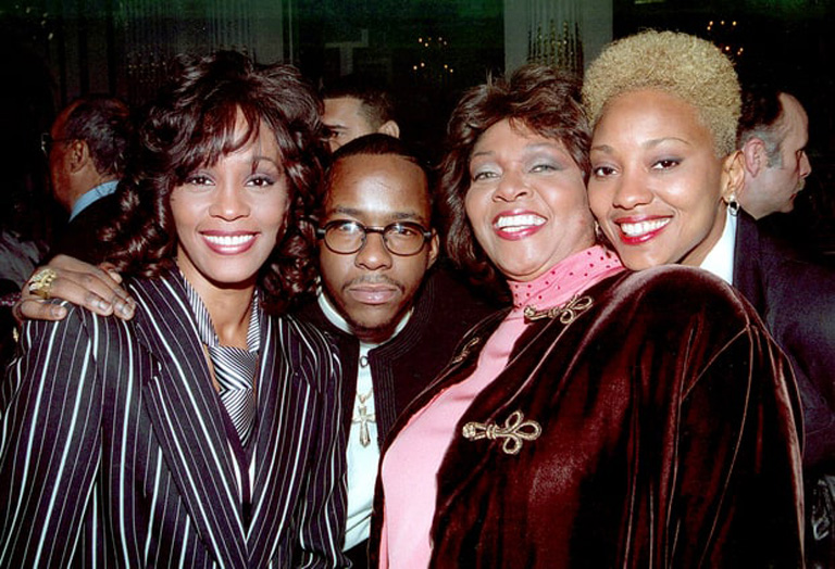 Whitney Houston, férje Bobby Brown, édesanyja Cissy Houston és szeretője Robyn Crawford (Fotó: Profimedia)