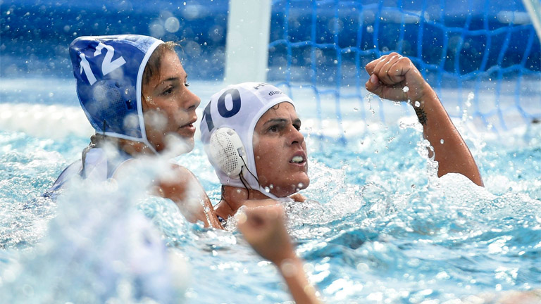 A görög Eleni Kszenaki és Bujka Barbara a női vízilabdatornán az 5-8. helyért játszott Magyarország - Görögország mérkőzésen a 17. vizes világbajnokságon a Hajós Alfréd Nemzeti Sportuszodában 2017. jú