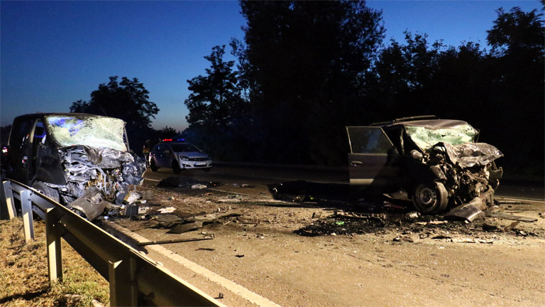 Összeroncsolódott járművek a 4-es főúton, Szolnok közelében 2017. július 19-én este. A személygépkocsi és a mikrobusz frontálisan összeütközött, a balesetben ketten meghaltak. MTI Fotó: Mészáros János